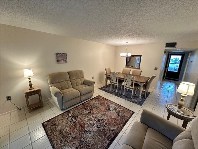 Building Photo - 645 Woodlawn Dr