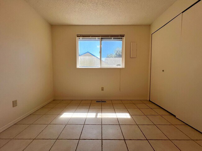 Building Photo - e4903