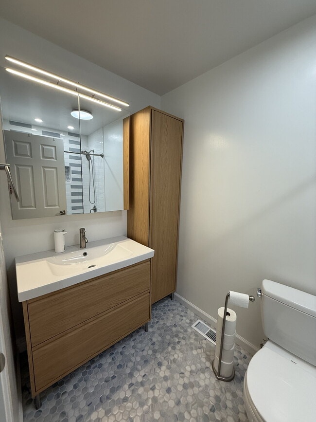 Building Photo - Stunning Fully Remodeled 4-Bedroom 2 Bathroom Home with Designer Kitchen & Spacious Open Layout i...