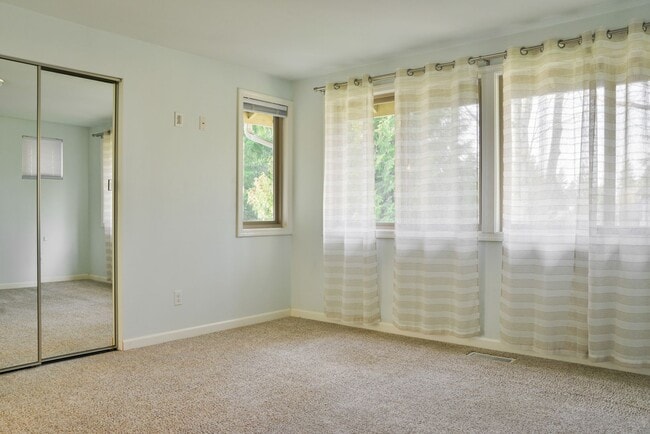 Building Photo - Charming 3 Bedroom Home in Klahanie | Issaquah Schools