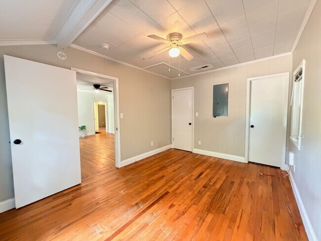 Building Photo - Historic Downtown Charm | Original Floors | Walk to Golf, Dining, Parks, & Concerts