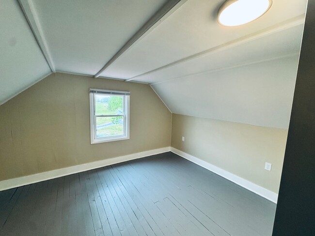 Building Photo - Adorable Home/Country setting