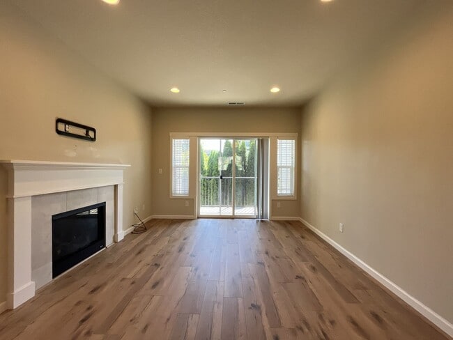 Building Photo - Spacious Bull Mountain Townhome Featuring Two Ensuite Bedrooms, Attached Garage & Modern Finishes &