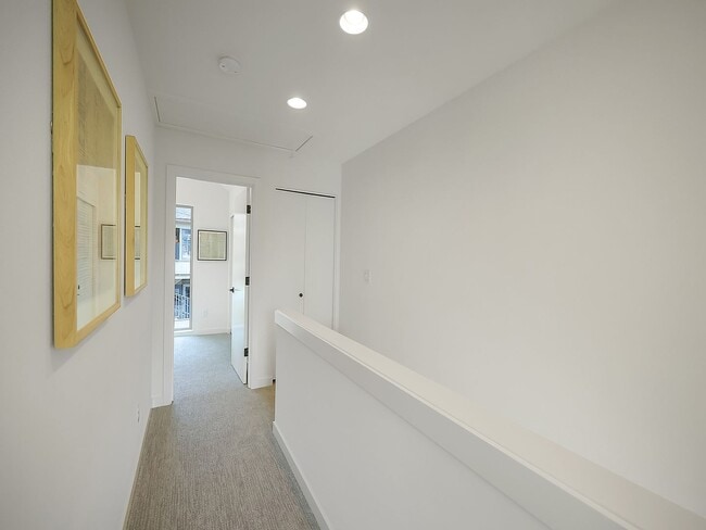 Building Photo - Stunning Townhome-Style Unit with Washer/D...