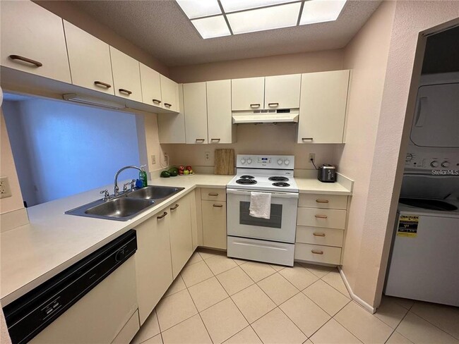 Building Photo - 11 Emerald Bay Dr