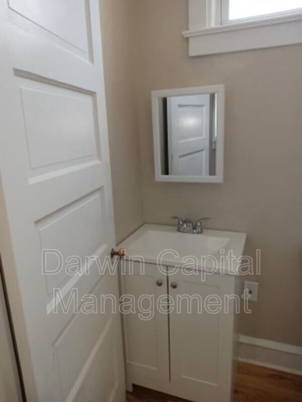 Building Photo - 7 E Main St