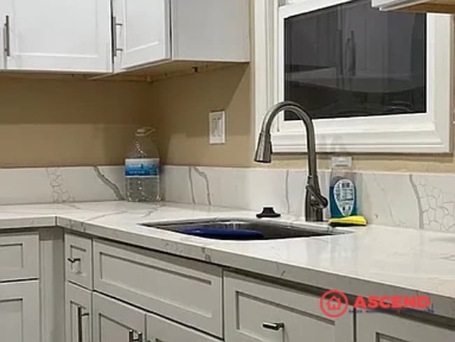 Building Photo - Adorable 4 Bedroom Bungalow!