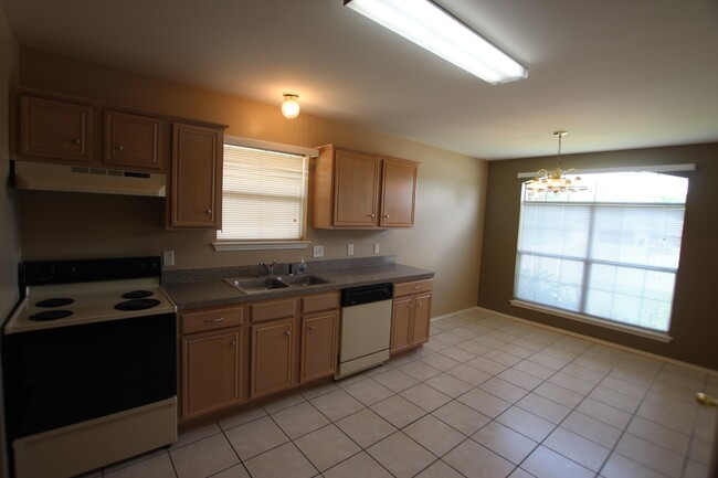 Building Photo - Charming 3 Bedroom in Flint! Coming Soon!