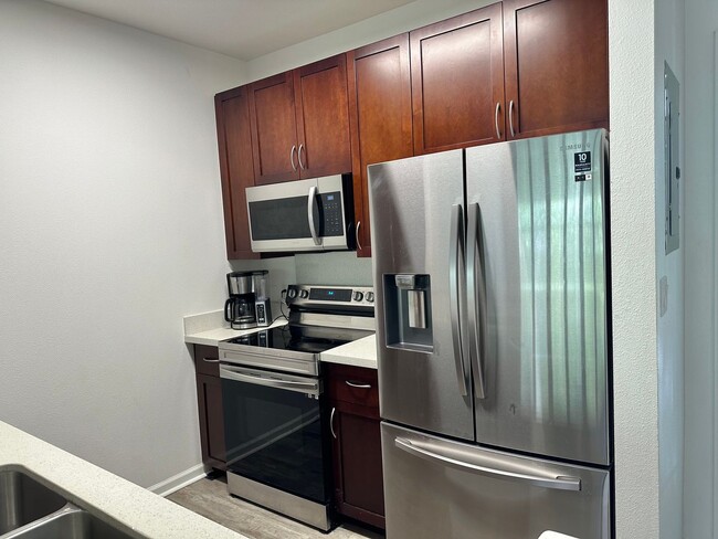 Building Photo - Newly Renovated 2 Bedroom / 1 Bathroom  Un...