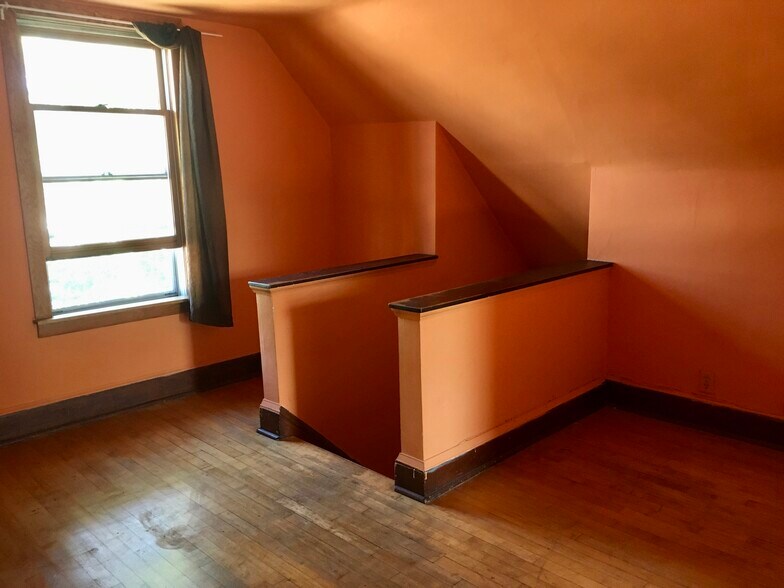 Office/studio (upstairs) - 910 E Meinecke Ave