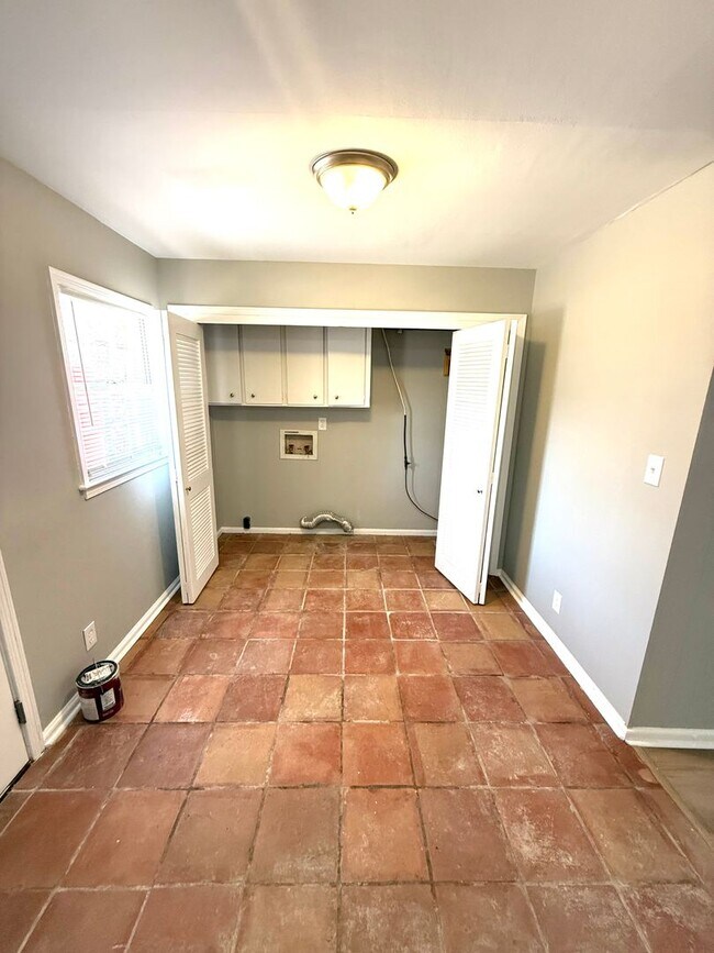 Building Photo - ** 3 bed 2 bath located in RidgeField ** Call 334-366-9198 to schedule a self showing