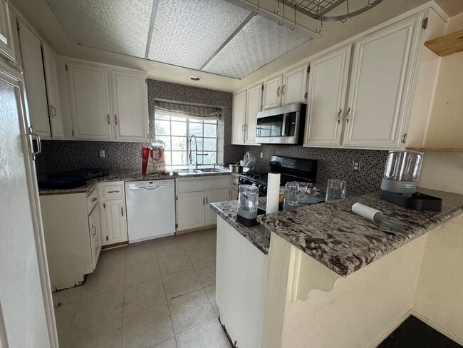 Building Photo - 2bd/2.5ba two car garage townhouse in Coro...