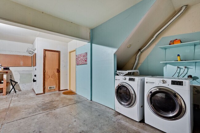 Building Photo - Welcome Home!!! - Modern and Spacious Gem!...