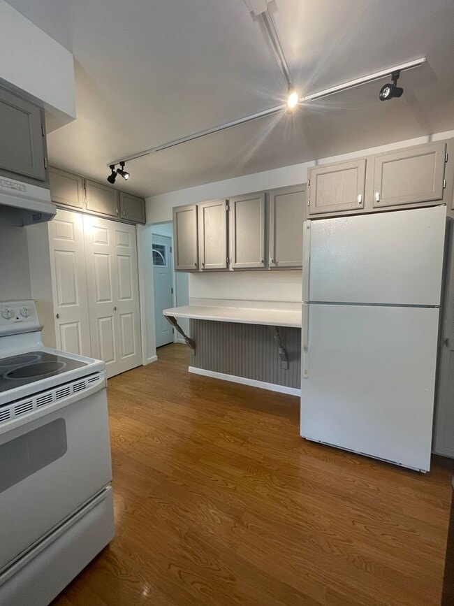 Building Photo - Three Bedroom Home in Richland