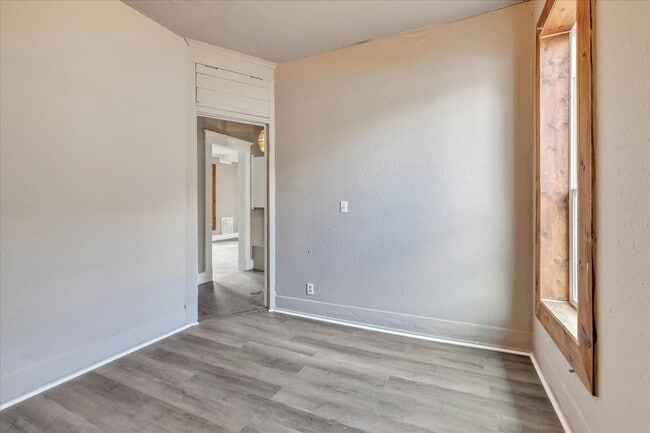 Building Photo - 913 S Hoff Ave