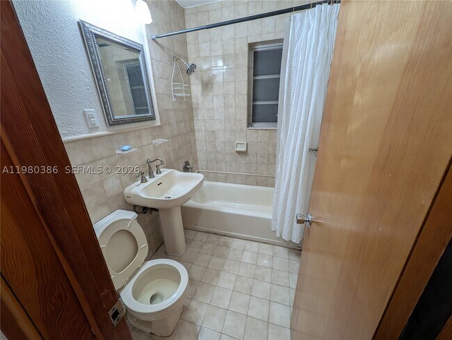 Building Photo - 1037 SW 76th Ave