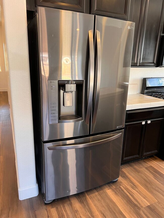 Building Photo - Luxurious 4 bedroom 3 bath family home in ...