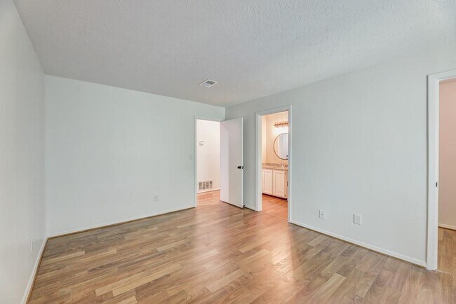 Building Photo - 529 Warm Springs Cir