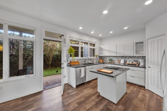 Building Photo - Spacious Upcountry Townhome with Ocean Vie...