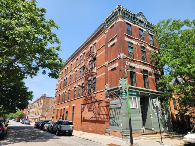 Building Photo - 1048 N Marshfield Ave