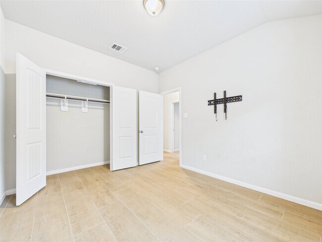 Building Photo - 721 Rim Water Dr