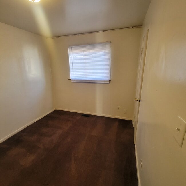 Building Photo - Devington Area 3BR House w/Garage!