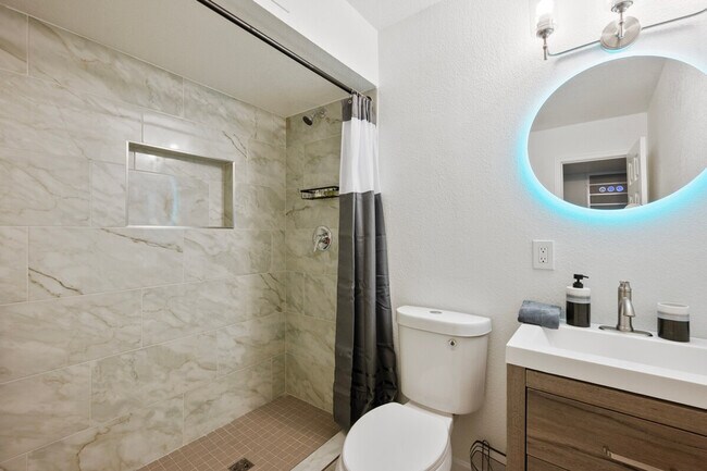 Building Photo - 3101 N 40th Dr