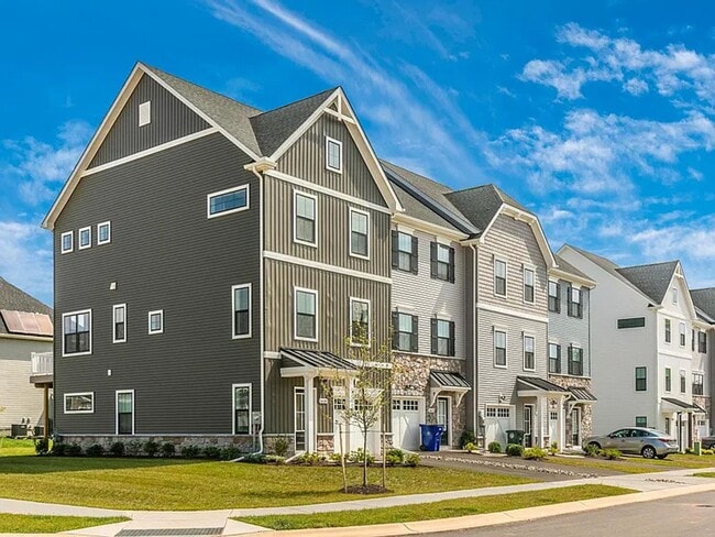 Building Photo - THREE LEVEL TOWN HOUSE IN KELLERTON