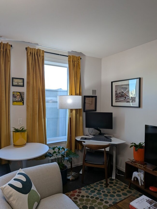 Building Photo - Studio Apartment Home on Top Floor with views of City Hall!