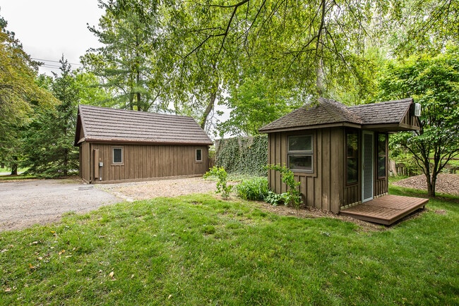Building Photo - 10985 E Pleasant Lake Rd