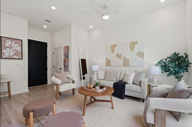 Building Photo - Room in Apartment on N Bluff Dr