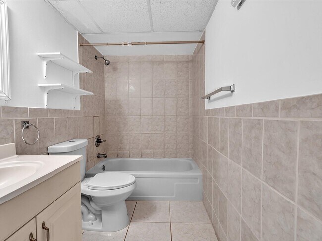 Building Photo - 220 Lakeview Dr