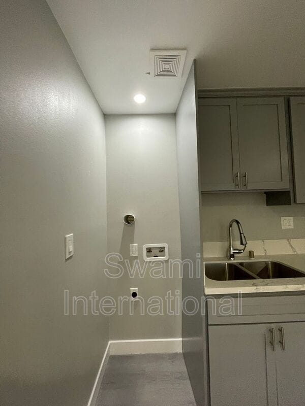 Building Photo - 7102 1/2 S. Figueroa St.