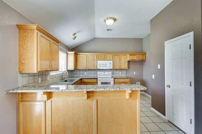 Building Photo - Edmond Schools + 4 bedrooms