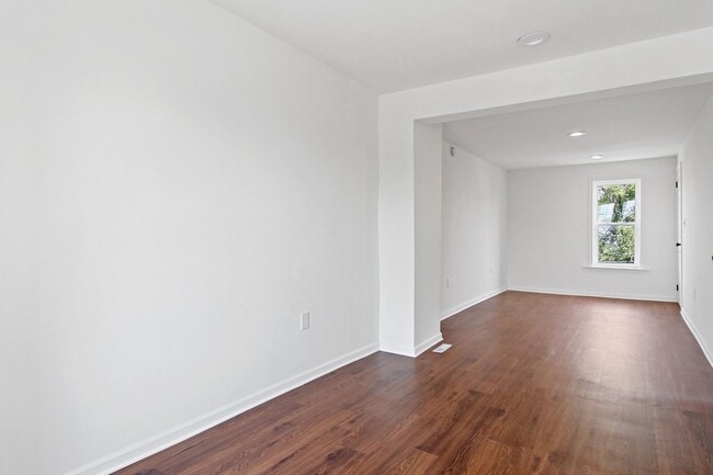 Building Photo - Coming Soon! Spacious 3 Bedroom, 1.5 Bath ...