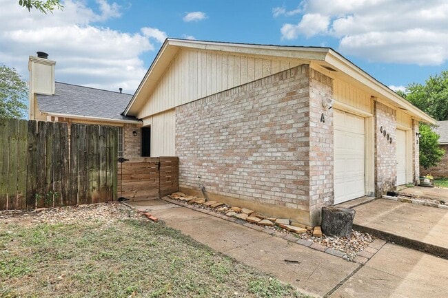 Building Photo - 4003 Stonebridge Dr