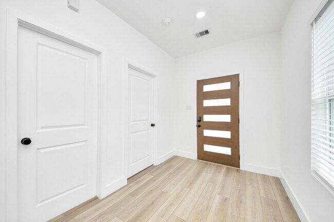 Building Photo - 801 E 32nd 1/2 St