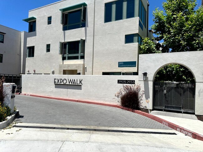 Building Photo - Fantastic 3 Story Townhome - 2 bedrooms - ...