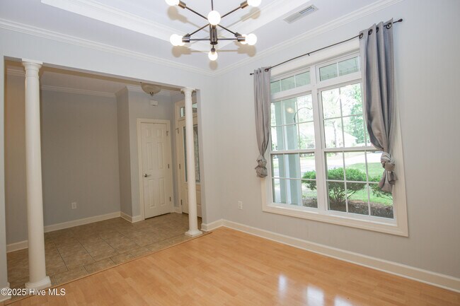 Building Photo - 768 Gold Finch Way