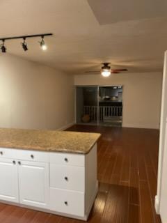 Building Photo - 725 Hummingbird Way