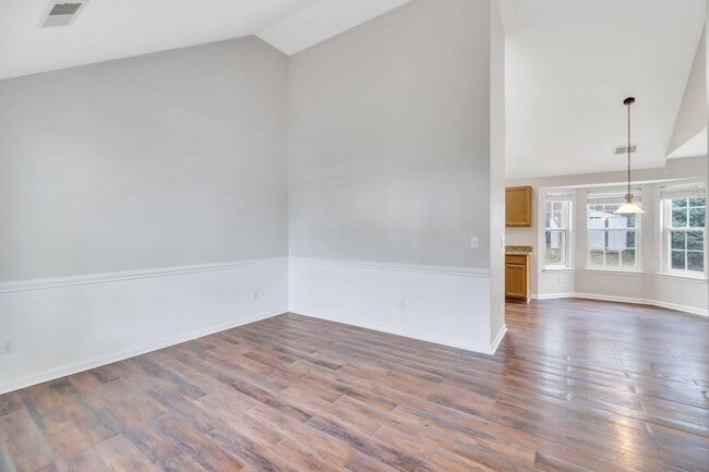 Building Photo - 5508 Kiev Dr