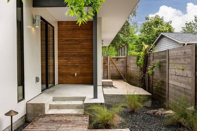 Building Photo - 1811 Justin Ln