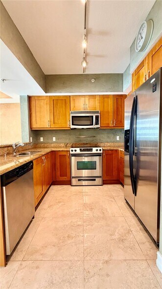 Building Photo - 1755 E Hallandale Beach Blvd
