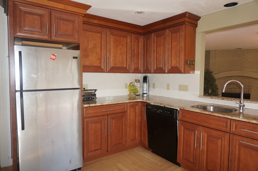 Building Photo - 18 Pequot Rd