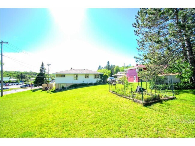 Building Photo - 204 N Blackman Ave