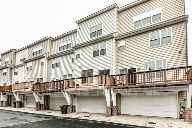 Building Photo - 3845 Eisenhower Ave