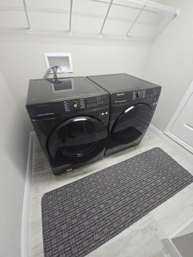 Building Photo - Gorgeous 5-Bedroom, 3-Bathroom in Riverview