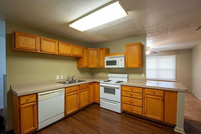 Building Photo - 2 Bedroom / 1.5 Bath Home in Carter Lake!