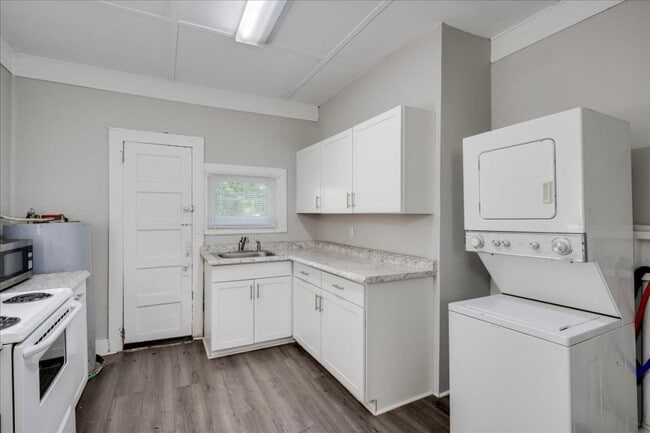 Building Photo - 2245 Bayvale Rd