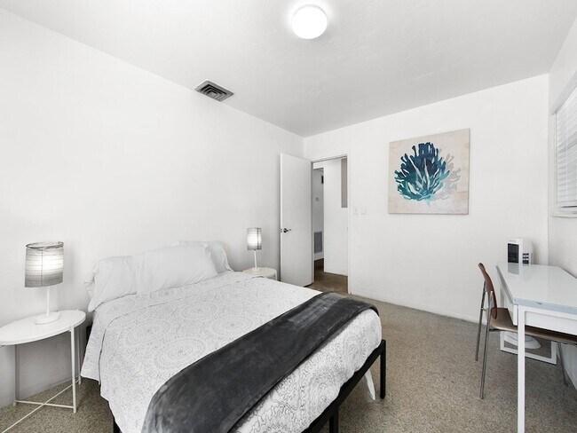 Building Photo - 413 NE 25th Ave